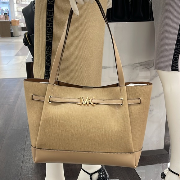 MICHAEL KORS
Reed Large Logo Belted Shoulder Tote Bag
Camel - Picture 13 of 16